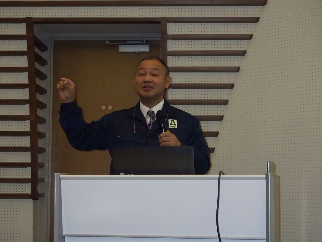 日本衛生動物学会西日本支部大会で講演するアスワット代表・福永健司